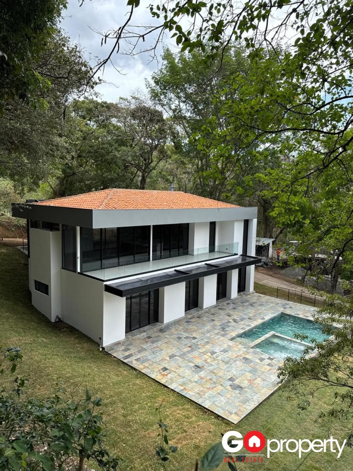 Venta de Hermosa Casa en Condominio, Santa Ana